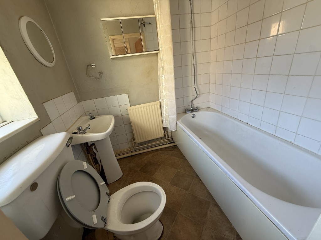 Lot: 87 - HOUSE FOR REFURBISHMENT - Bathroom in House in Need of Refurbishment
